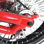 STRIDA SX Red Devil - 18 pouces - à vendre - acheter - Acheter des vélos pliables - Acheter des vélos pliants - Acheter un vélo pliable - Acheter un vélo pliant - forme triangulaire - Léger - Magasin - Magasin de vélo pliant - nouveau - strida - sx - triangulaire - vélo - vélo compact - Vélo design - vélo pliable - vélo pliant - Vélo pliant design - vélo pliant design strida - Vélo pliant triangulaire - vélo pliant unique - Vélos pliable - Vélos pliants - Vitesse unique