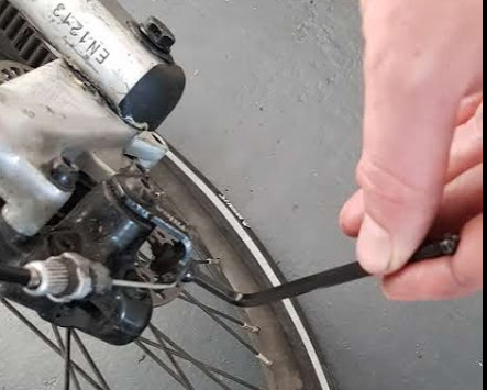 Come si sostituisce lo snodo sferico di una bici pieghevole STRIDA?